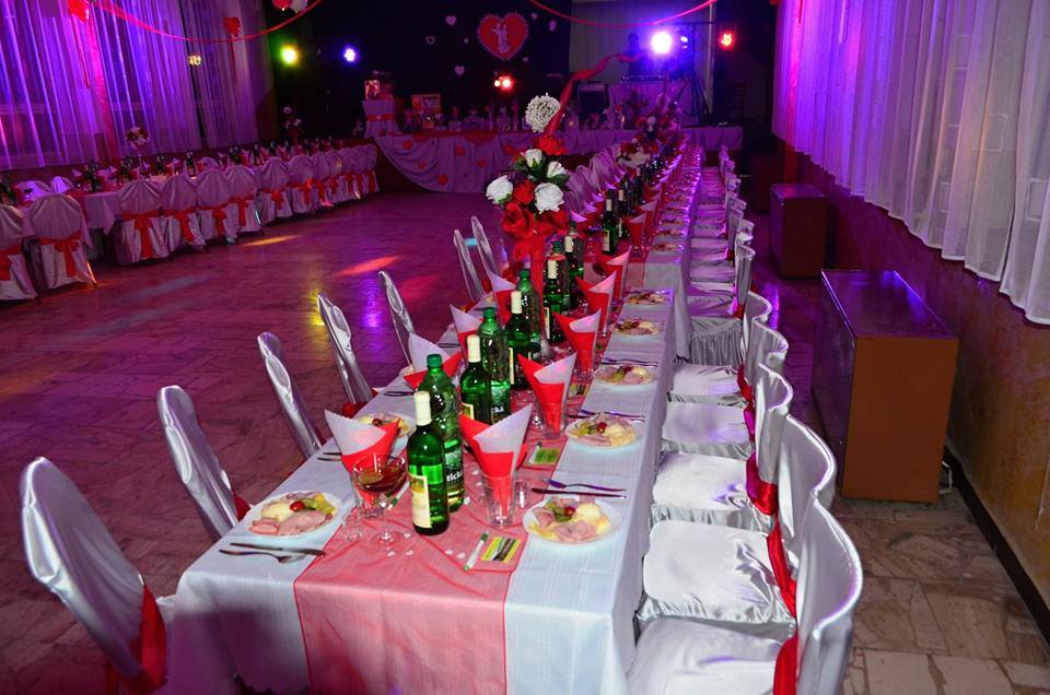Vyzdobené stoly na Valentínskom plese